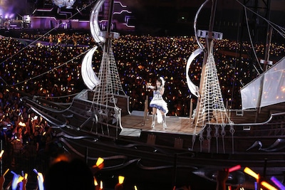 写真は「NANA MIZUKI LIVE UNION 2012」最終公演の様子（写真：上飯坂一）。