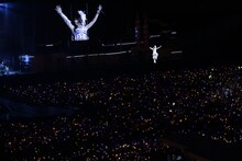 宙を舞う水樹奈々（写真：上飯坂一）。