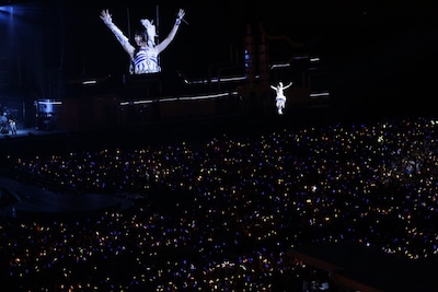 宙を舞う水樹奈々（写真：上飯坂一）。