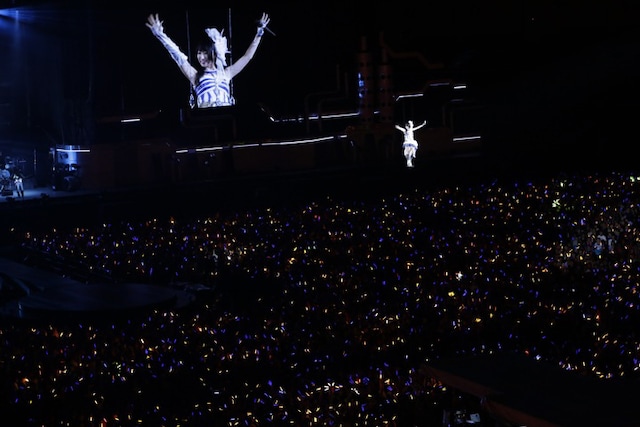 宙を舞う水樹奈々（写真：上飯坂一）。