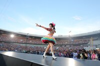 好天に恵まれたQVCマリンフィールド。アリーナにはセンターステージが設置された（写真：上飯坂一）。