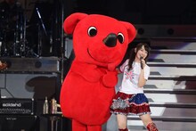 以前イベントで共演した“マブダチ”チーバくんとの再会を果たした水樹奈々（写真：上飯坂一）。