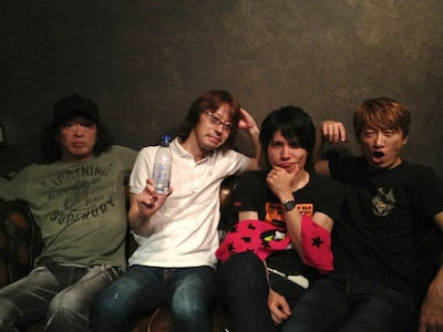 写真左から手島いさむ（G）、木下裕晴（B）、フジタユウスケ（Vo, G）、川西幸一（Dr）。