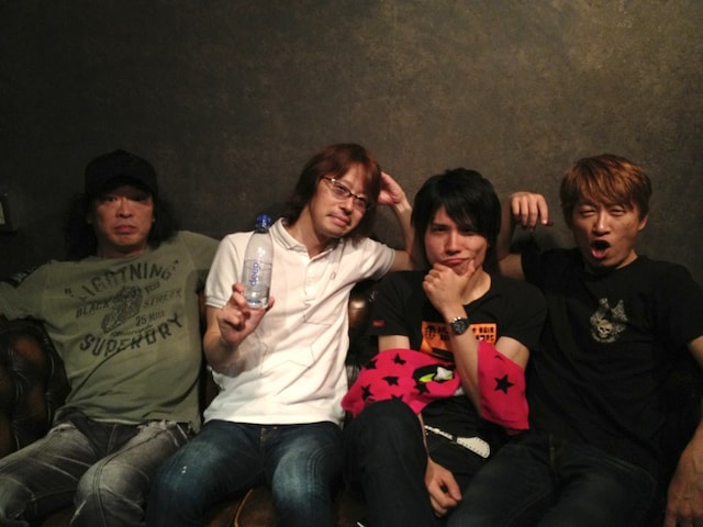 写真左から手島いさむ（G）、木下裕晴（B）、フジタユウスケ（Vo, G）、川西幸一（Dr）。