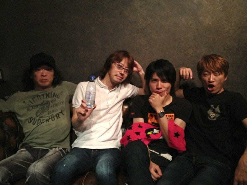 写真左から手島いさむ（G）、木下裕晴（B）、フジタユウスケ（Vo, G）、川西幸一（Dr）。