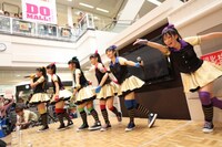 新曲「ザ・スターダストボウリング」を披露するチームしゃちほこ。