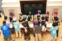 ライブ後に実施された握手会の様子。