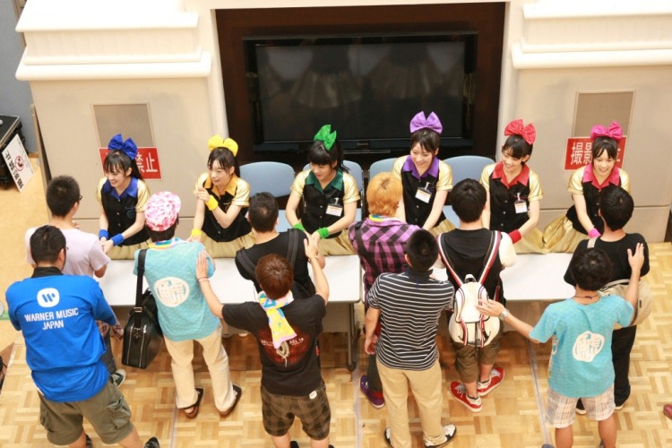 ライブ後に実施された握手会の様子。