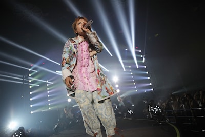 集まったカフェっ仔を前に熱唱するみく（Vo）。（photo by susumu miyawaki）