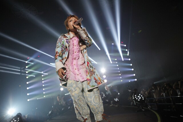 集まったカフェっ仔を前に熱唱するみく（Vo）。（photo by susumu miyawaki）