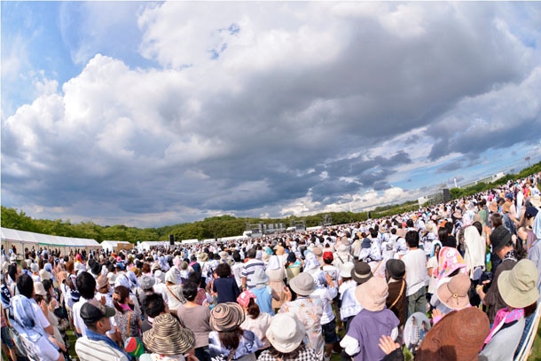 万博記念公園 東の広場に集まったオーディエンス。