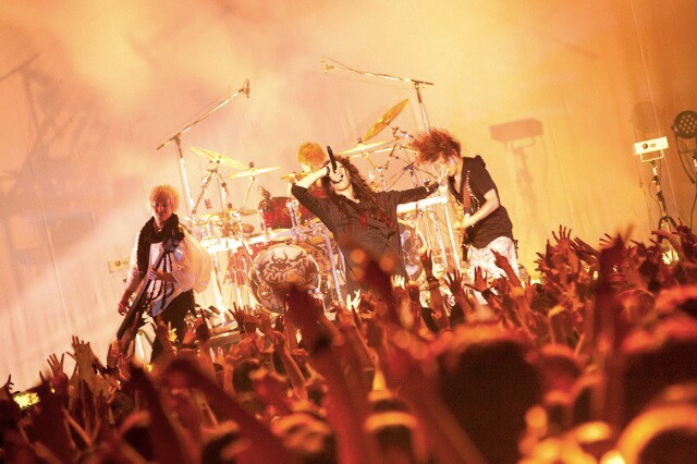 写真は「-MUCC 15th Anniversary year Live(s) -『97-12』」Zepp DiverCity TOKYO公演の模様。