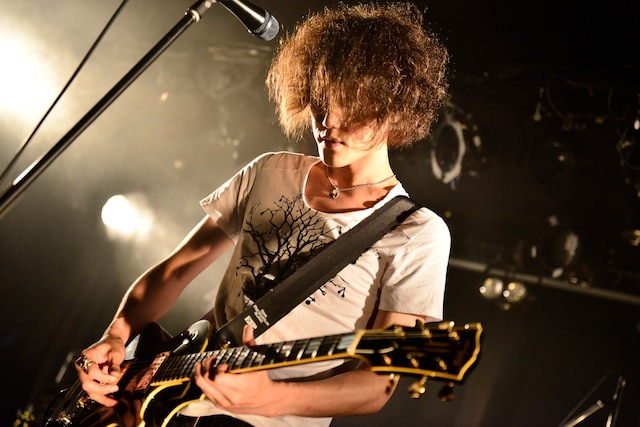 「カオスの百年 vol.8」女性限定ライブで熱演する菅原卓郎。（撮影：橋本塁）