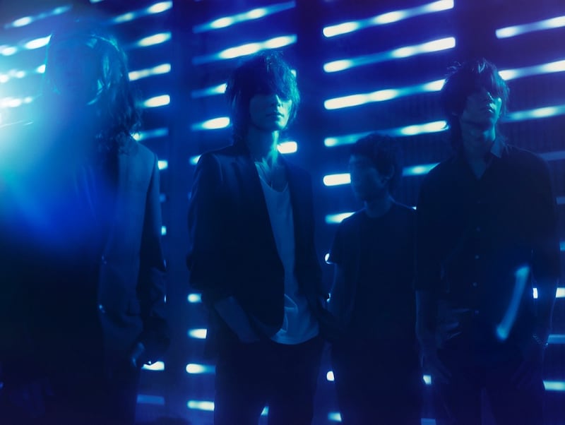 メンバーの表情にフォーカスを当てたBUMP OF CHICKENのアーティスト写真。