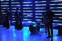 実際のアーティスト写真と同じ、青い照明のもとで撮影に応じるメンバーたち。