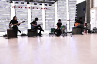 撮影合間にセッションに興じるBUMPの4人。