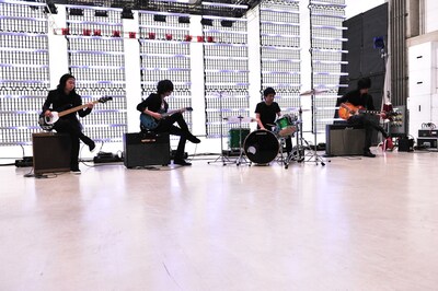 撮影合間にセッションに興じるBUMPの4人。