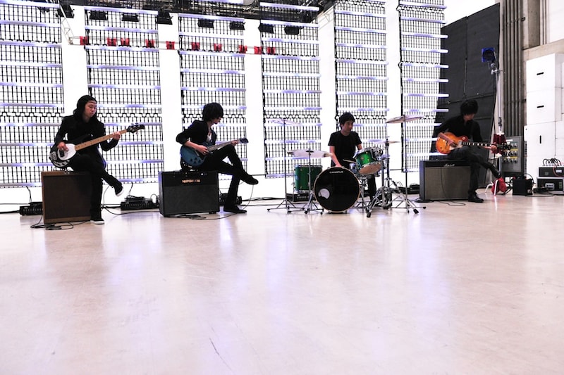 撮影合間にセッションに興じるBUMPの4人。