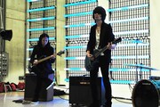 今週の人気の画像4位は「BUMP OF CHICKEN新曲とリンクした新ビジュアル解禁」より、直井由文（B）、藤原基央（Vo, G）。