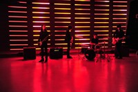 赤い照明を使っての撮影も行われた。