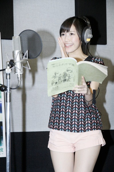 公開アフレコに臨むまゆゆ。