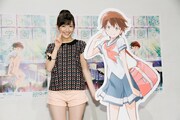 自身が声を演じるキャラクターのパネルの横で、同じポーズを決めるまゆゆ。