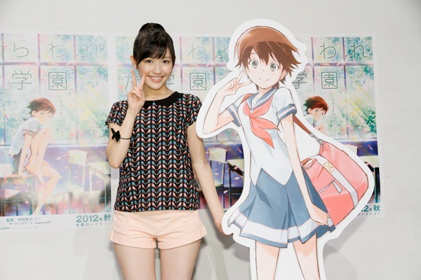 自身が声を演じるキャラクターのパネルの横で、同じポーズを決めるまゆゆ。