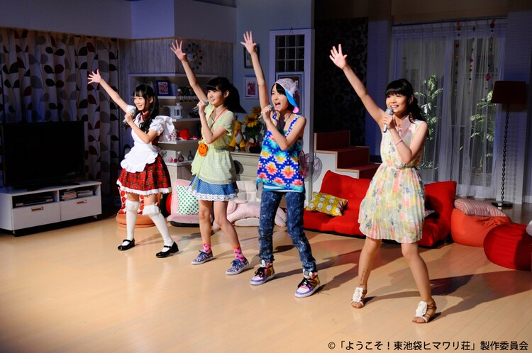 ゆりゆららららゆるゆり大事件 を歌う高橋優里花 荒川ちか 葵わかな 田尻あやめ 写真左から 画像ギャラリー 2 2 音楽ナタリー ゆりゆららららゆるゆり大事件 を歌う高橋優里花 荒川ちか 葵わかな 田尻あやめ 写真左から 画像ギャラリー 2 2 音楽ナタリー