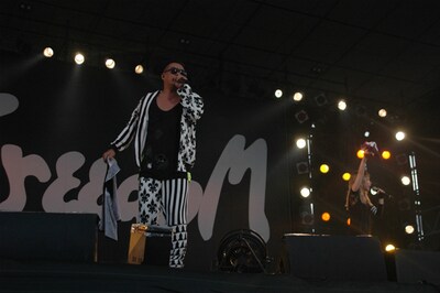 9月8日の「FREEDOM aozora 2012 九州」でパフォーマンスを行う若旦那（写真左）と加藤ミリヤ（右）。