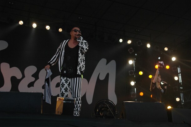 9月8日の「FREEDOM aozora 2012 九州」でパフォーマンスを行う若旦那（写真左）と加藤ミリヤ（右）。