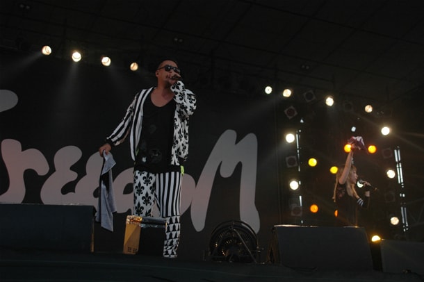 9月8日の「FREEDOM aozora 2012 九州」でパフォーマンスを行う若旦那（写真左）と加藤ミリヤ（右）。
