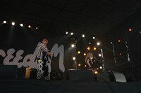 9月8日の「FREEDOM aozora 2012 九州」でパフォーマンスを行う若旦那と加藤ミリヤ。