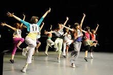 写真は乃木坂46「16人のプリンシパル」の9月9日第2公演より、第1幕の様子。