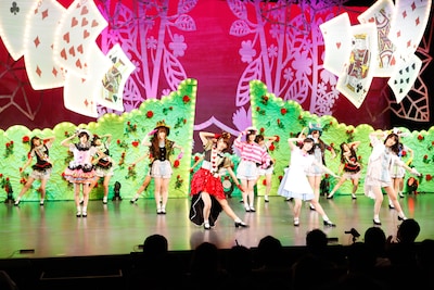 写真は乃木坂46「16人のプリンシパル」の9月9日第2公演より、第2幕の様子。