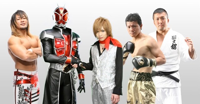 「Life is SHOW TIME」のPVで共演を果たした棚橋弘至、仮面ライダーウィザード、鬼龍院翔、亀田大毅、鈴木桂治。（C) 2012 石森プロ・テレビ朝日・ADK・東映