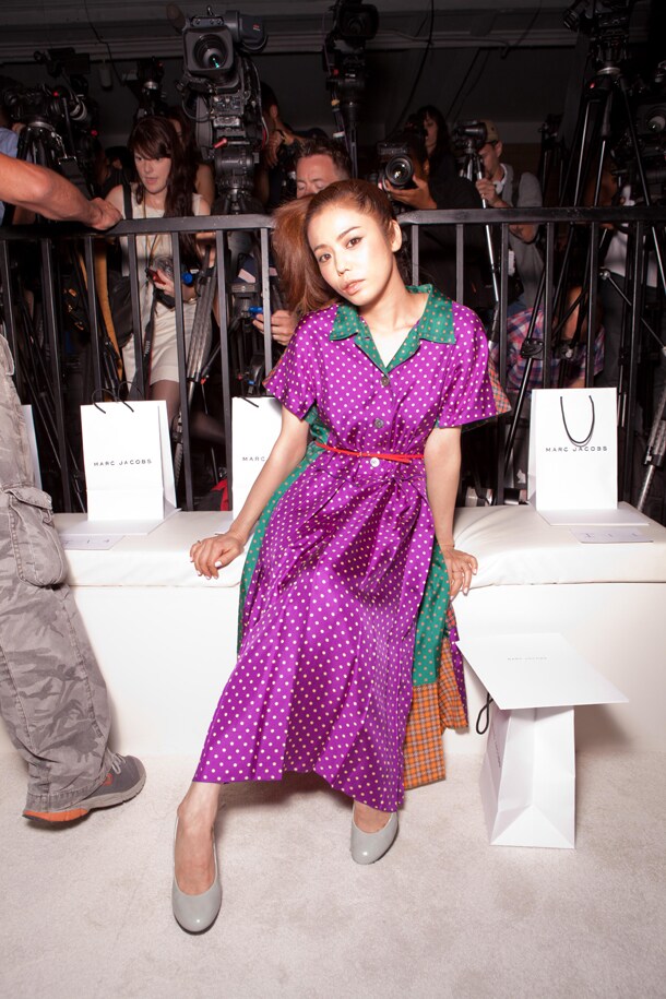「Marc Jacobs & Marc by Marc Jacobs 2013 Spring / Summer Runway Show」の招待席に座るChara。