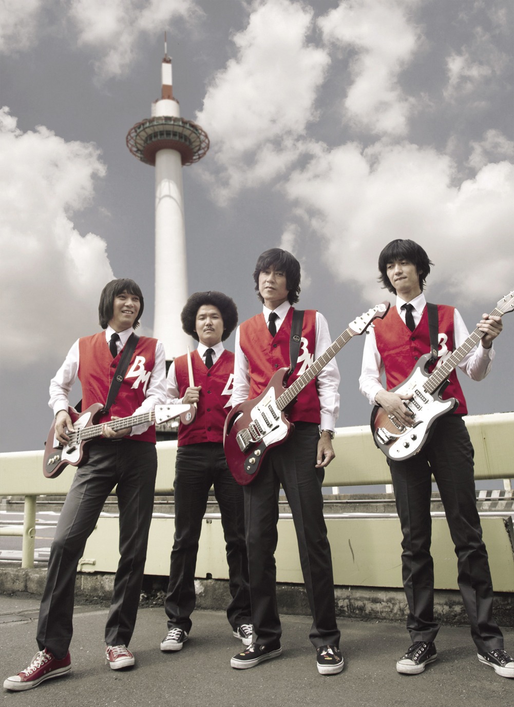 京都タワーを背に立つKOTARO AND THE BIZARRE MEN。