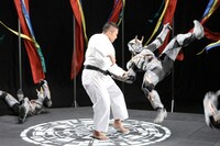 鈴木桂治とグール。（C) 2012 石森プロ・テレビ朝日・ADK・東映