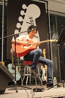 いつものスーツではなくTシャツ姿で演奏したTAXMAN。