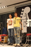 短い時間ながらも濃密なライブを終え、充実した笑顔を浮かべた2人。