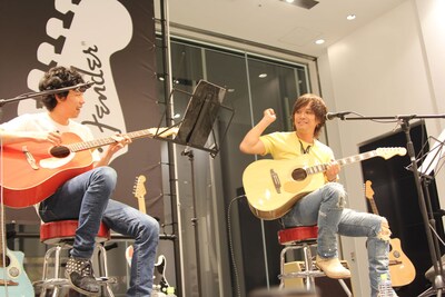 写真左からTAXMAN（THE BAWDIES）、上原子友康（怒髪天）