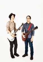 ホリエアツシ（Vo, G）と後藤正文（Vo, G）。