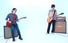 「ギター・マガジン」2012年10月号に掲載されている後藤正文（Vo, G）と喜多建介（G）のツーショット。