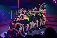 新曲「ワクテカ Take a Chance」を披露するモーニング娘。