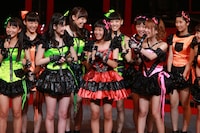 モーニング娘。メンバーとお揃いの衣装に着替え、小田（写真中央）が再度舞台に登場。