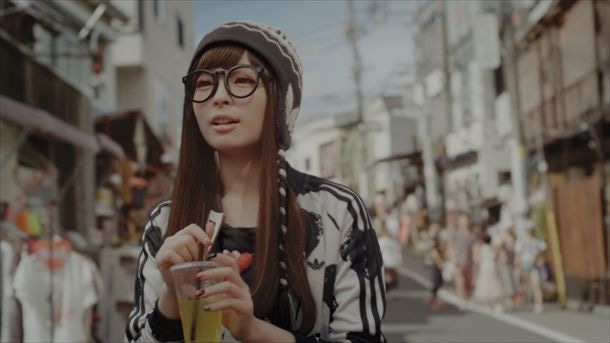 きゃりーぱみゅぱみゅ「ストリート1」編のワンシーン。