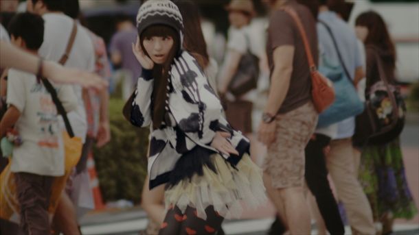 きゃりーぱみゅぱみゅ「ストリート2」編のワンシーン。