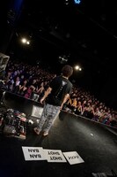 ツアーの仙台公演でコーラス録音が行われた「ネガティブダンサー」は、作曲者のYUKKE（B）いわく「今まで自分が作った曲の中で一番アッパー」な曲とのこと。