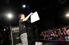 観客に指示を飛ばすミヤ（G）。