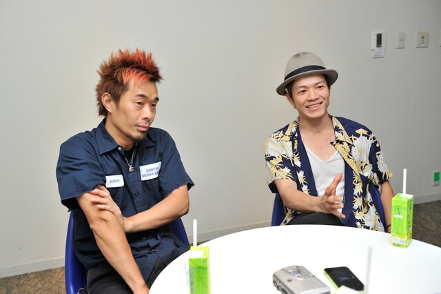 写真左からU-tan（Vo, G）、TANNY（Vo, G）。